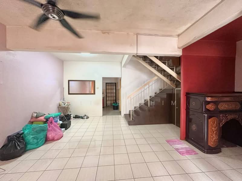 2-storey Terraced House for Sale in Taman Puncak Jalil (Seri Kembangan) - Azli Ibrahim - Living Room - PropertyGuru.com.my