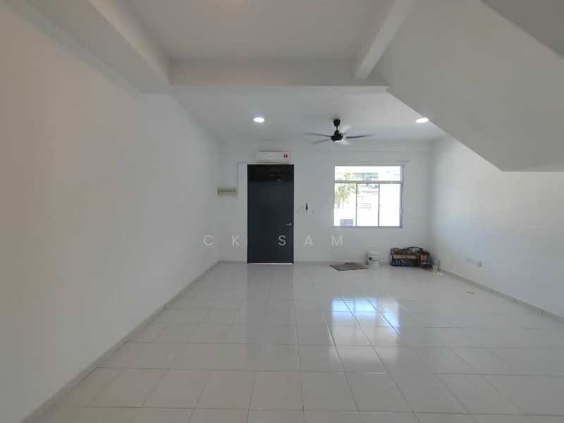 2-storey Terraced House for Sale in Taman Scientex Rawang (Rawang) - CK Sam - Living Room - PropertyGuru.com.my