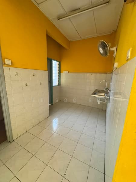 Apartment for Rent at Pangsapuri Putra Indah - Lee Soo Bee - Kitchen - PropertyGuru.com.my