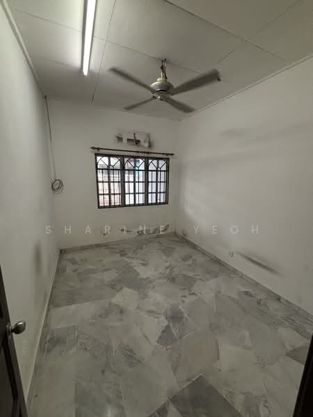1.5-storey Terraced House for Sale in Kapar (Selangor) - Sharine Yeoh - Master bedroom  - PropertyGuru.com.my
