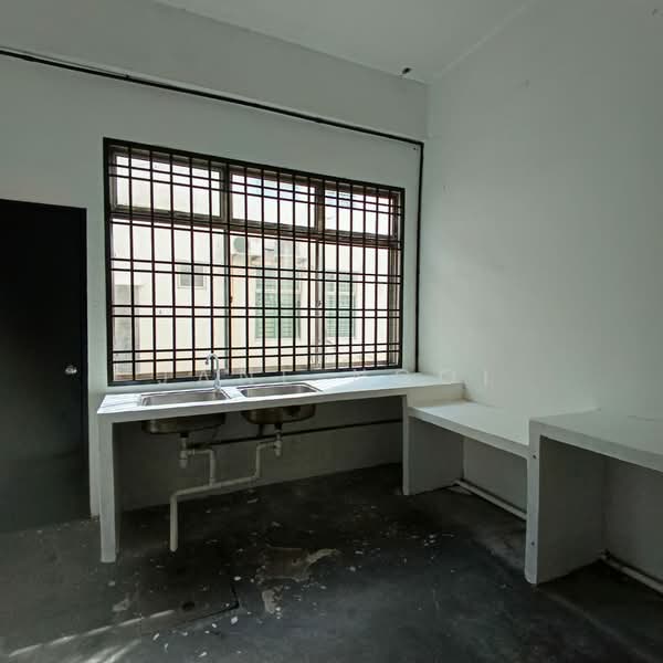 Kedai untuk Disewa di Taman Bestari Indah (Ulu Tiram) - Jane Ngoi - Kitchen - PropertyGuru.com.my