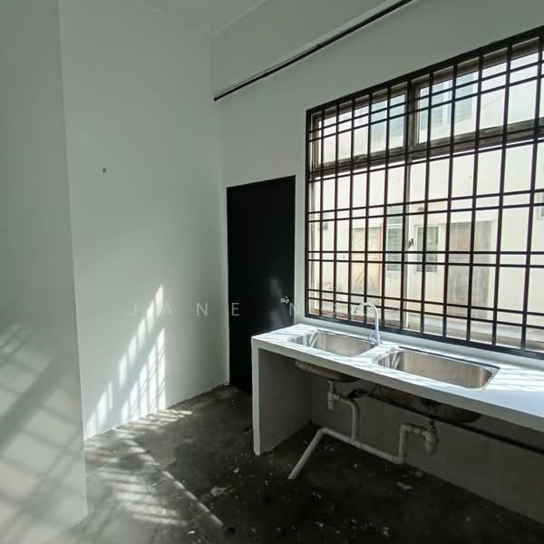 Kedai untuk Disewa di Taman Bestari Indah (Ulu Tiram) - Jane Ngoi - Kitchen - PropertyGuru.com.my