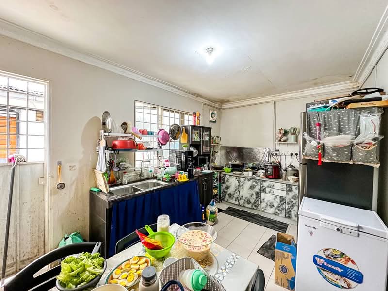 3-storey Terraced House for Sale in Taman Dagang (Ampang) - Izzat Zamros - Kitchen - PropertyGuru.com.my