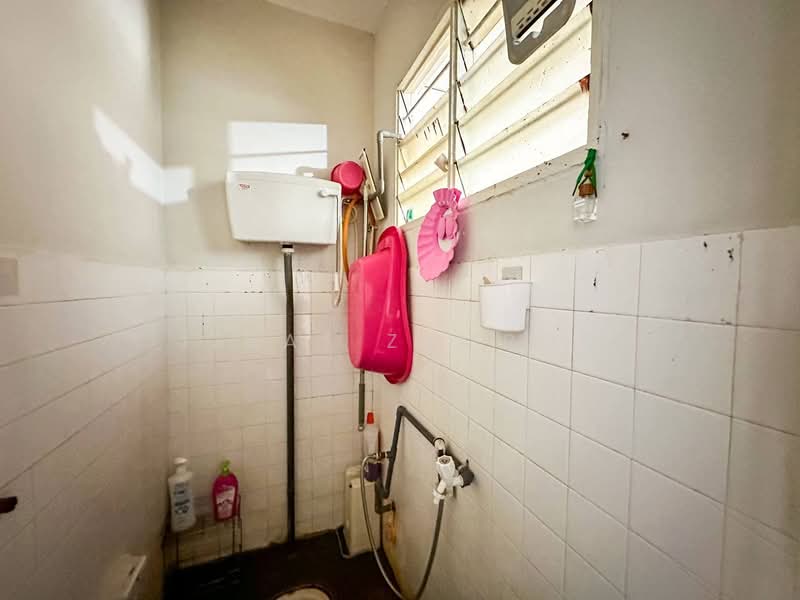 3-storey Terraced House for Sale in Taman Dagang (Ampang) - Izzat Zamros - Bathroom - PropertyGuru.com.my
