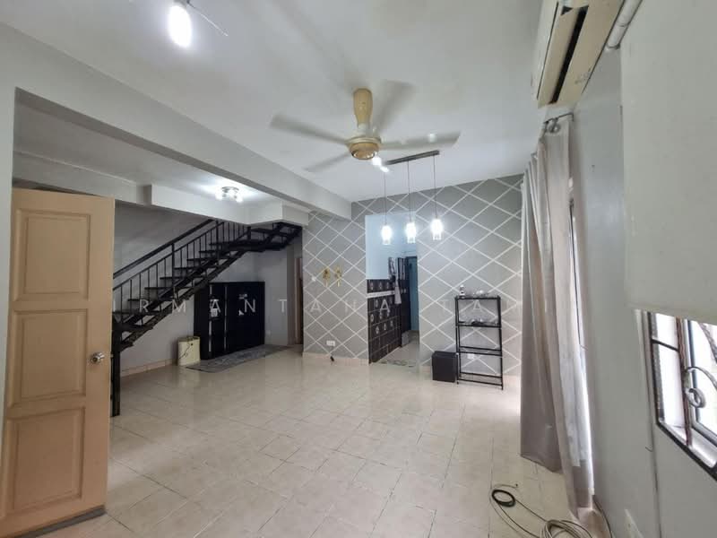 Cluster House for Rent in Bandar Puncak Alam (Puncak Alam) - Irmantaha Tamin - Living Room - PropertyGuru.com.my