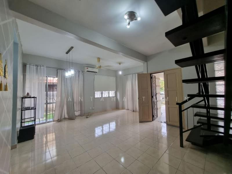 Cluster House for Rent in Bandar Puncak Alam (Puncak Alam) - Irmantaha Tamin - Living Room - PropertyGuru.com.my