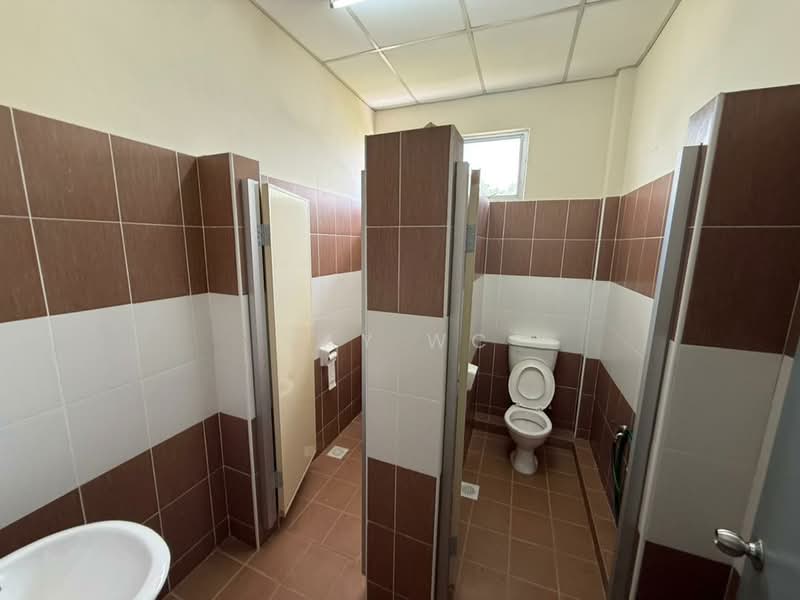 Detached Factory for Rent in Indahpura Industrial Park (Kulai) - Tay WC - Bathroom - PropertyGuru.com.my