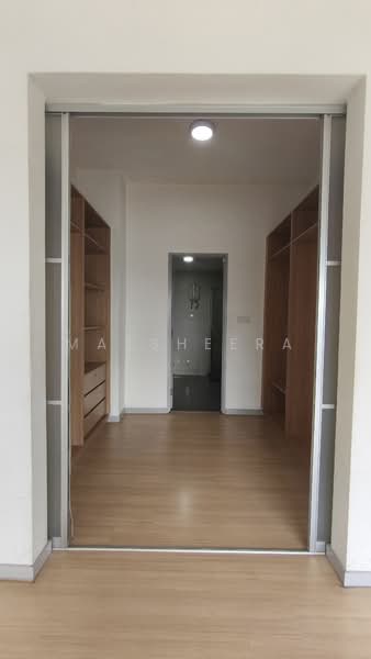 Condominium for Rent at Villa Orkid - Mazsheera . - Master closet - PropertyGuru.com.my