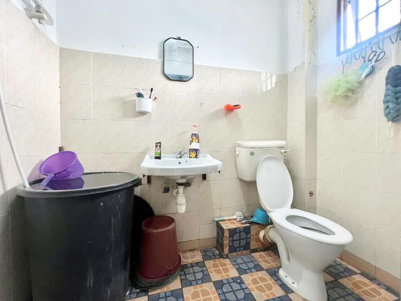 2-storey Terraced House for Sale in Taman Seri Mewah (Kajang) - Ilman Nahri - Bathroom - PropertyGuru.com.my