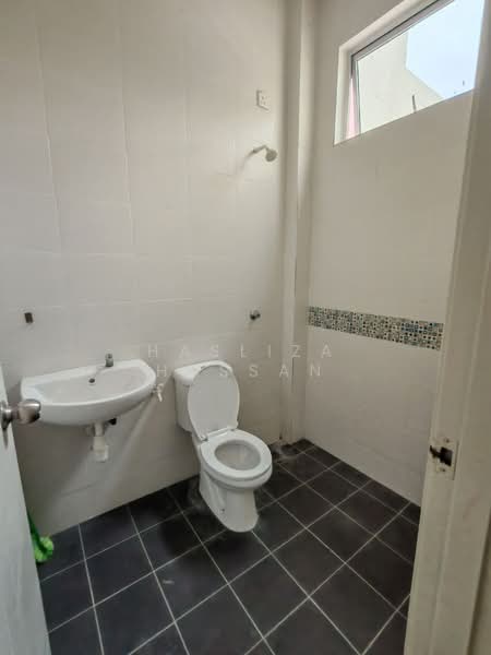 TAMAN NUSARI BAYU 3 BANDAR SRI SENDAYAN untuk Untuk Disewa - RM 1,250 /bulan, Feb 2026 - Bathroom - PropertyGuru.com.my