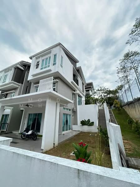 3-storey Terraced House for Sale in Bandar Rinching (Semenyih) - Mohd Zakri Mohd Zamberi - Exterior - PropertyGuru.com.my