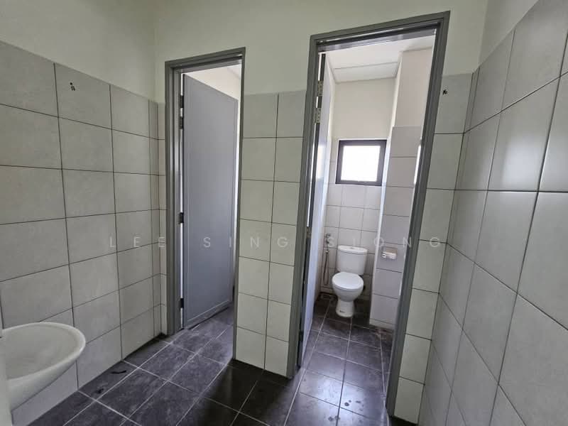 Semi-D Factory for Rent in Batu Arang (Selangor) - Lee Sing Siong - Bathroom - PropertyGuru.com.my