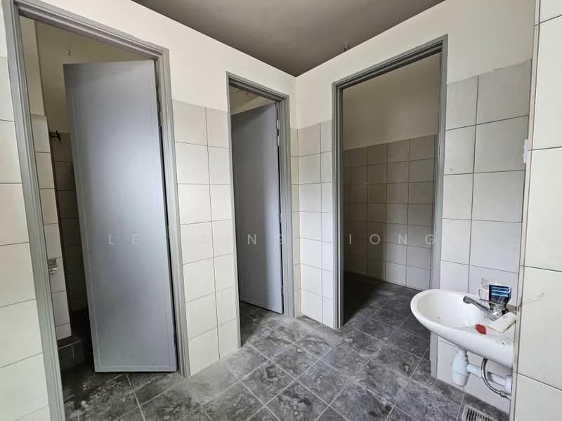 Semi-D Factory for Rent in Batu Arang (Selangor) - Lee Sing Siong - Bathroom - PropertyGuru.com.my