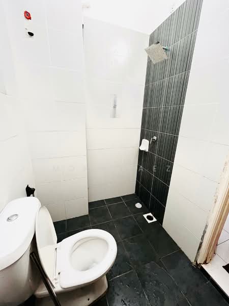 1-storey Terraced House for Sale in Bandar Penawar (Kota Tinggi) - Mohd Faez - Bathroom - PropertyGuru.com.my