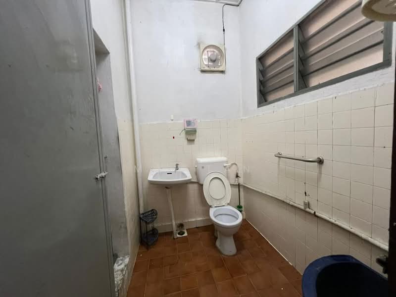 Semi-Detached House for Sale in Kluang (Johor) - May Tan - Bathroom - PropertyGuru.com.my