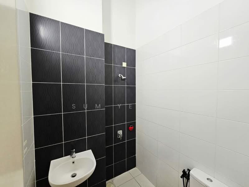 2-storey Terraced House for Sale in Eco Majestic (Semenyih) - Sum Yeong - Bathroom - PropertyGuru.com.my