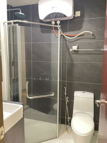 Condominium for Rent at Amberside @ Country Garden Danga Bay - Jemie . - Bathroom - PropertyGuru.com.my