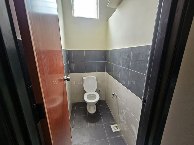 Shop / Office for Rent in Taman Melaka Jaya (Batu Berendam) - Wesley Tan - Bathroom - PropertyGuru.com.my
