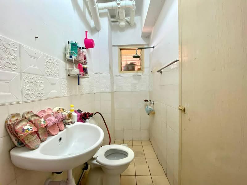 Apartment for Sale at Pangsapuri Sri Cempaka - Kamil Radzuan - Bathroom - PropertyGuru.com.my