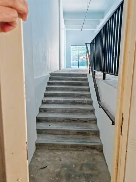 Shop for Rent in Taman Bukit Serdang (Seri Kembangan) - Aiden Dang - Corridor - PropertyGuru.com.my