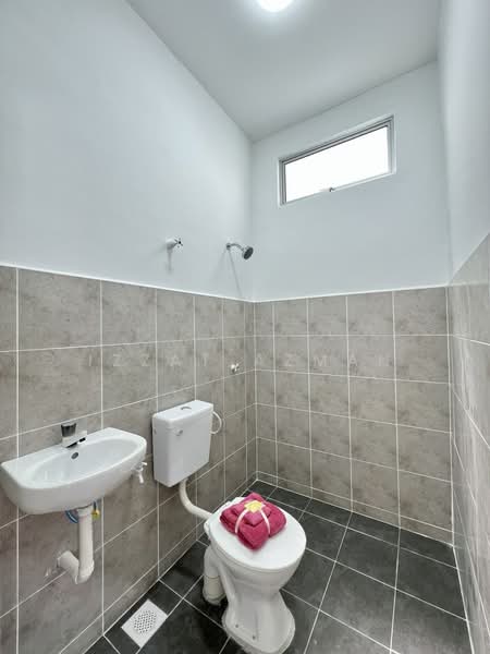 Terraced House for Sale in Taman Pandan Makmur (Kuantan) - Izzat Azman - Bathroom - PropertyGuru.com.my