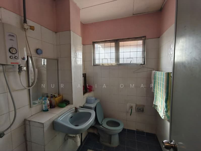 2-storey Terraced House for Sale in Subang Jaya (Selangor) - Nur Alia Omar - Bathroom - PropertyGuru.com.my