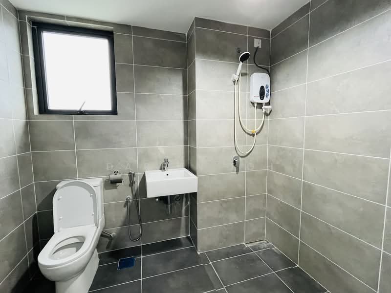 The Louvre @ Country Heights untuk Untuk Disewa - RM 900 /bulan, Feb 2026 - Bathroom - PropertyGuru.com.my