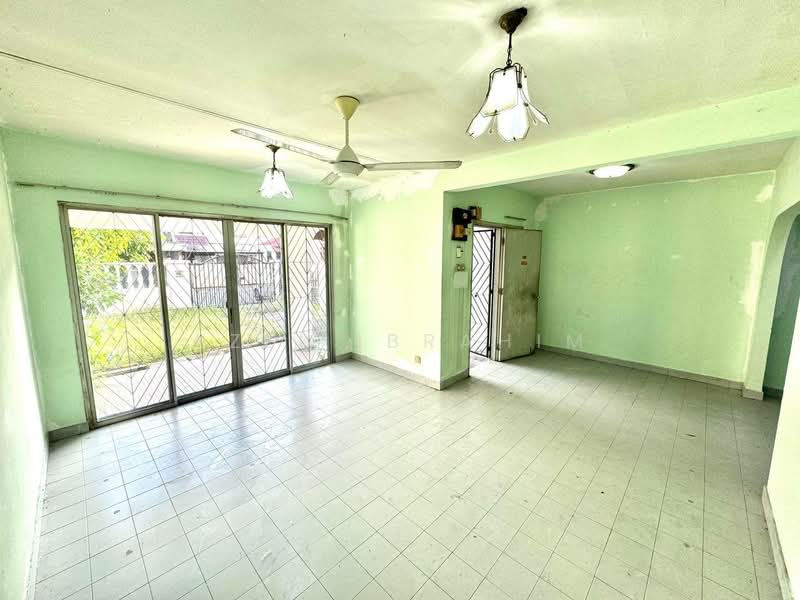 2-storey Terraced House for Sale in SS7 (Petaling Jaya) - Azli Ibrahim - Living Room - PropertyGuru.com.my