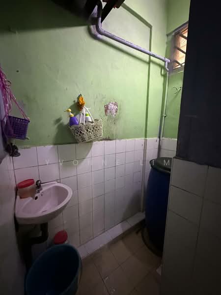 Flat for Sale at Flat Taman Perling - Yvonne Lim - Bathroom - PropertyGuru.com.my