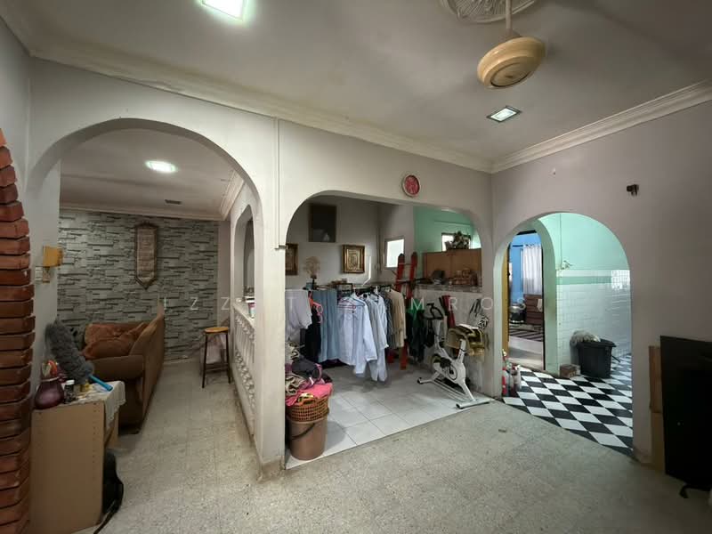 2-storey Terraced House for Sale in Seksyen 11 (Shah Alam) - Izzat Zamros - Living Room - PropertyGuru.com.my