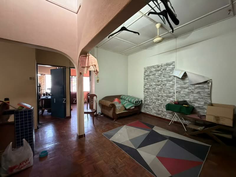 2-storey Terraced House for Sale in Seksyen 11 (Shah Alam) - Izzat Zamros - Living Room - PropertyGuru.com.my