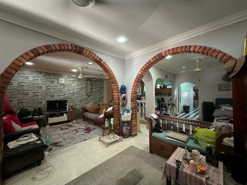 2-storey Terraced House for Sale in Seksyen 11 (Shah Alam) - Izzat Zamros - Living Room - PropertyGuru.com.my