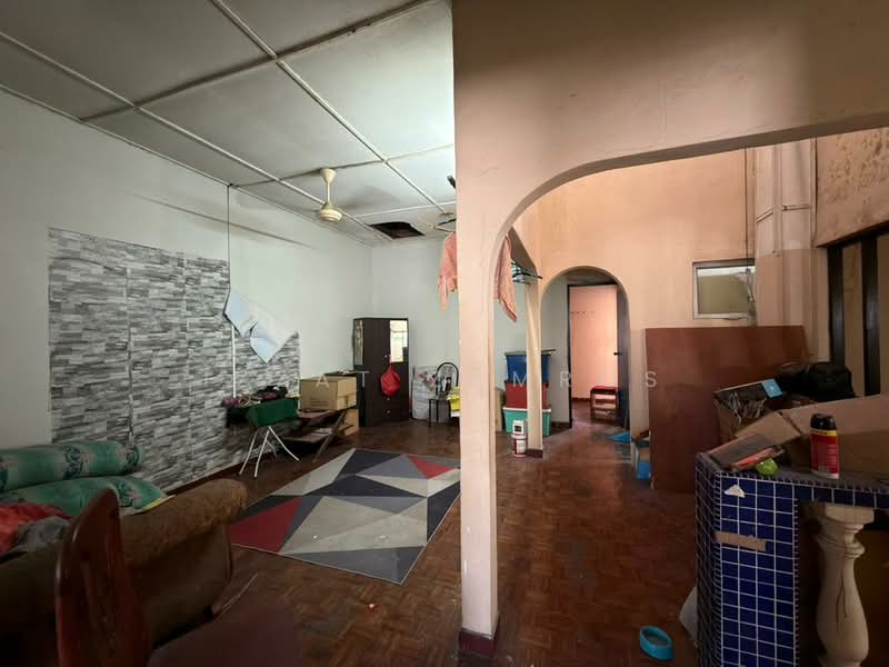 2-storey Terraced House for Sale in Seksyen 11 (Shah Alam) - Izzat Zamros - Living Room - PropertyGuru.com.my