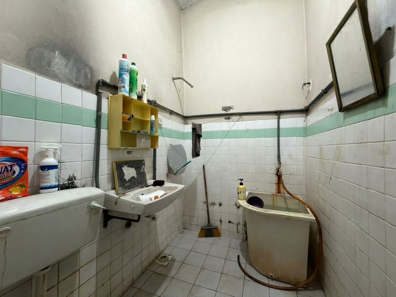 2-storey Terraced House for Sale in Seksyen 11 (Shah Alam) - Izzat Zamros - Bathroom - PropertyGuru.com.my