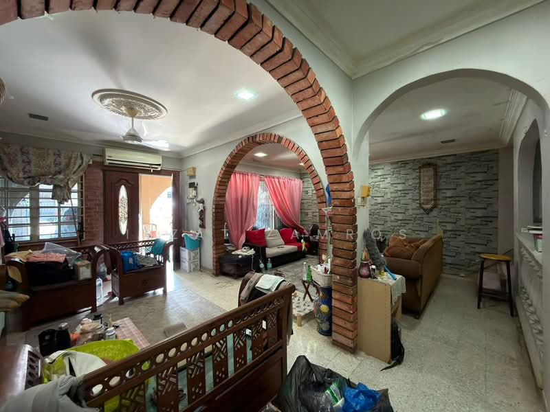 2-storey Terraced House for Sale in Seksyen 11 (Shah Alam) - Izzat Zamros - Living Room - PropertyGuru.com.my