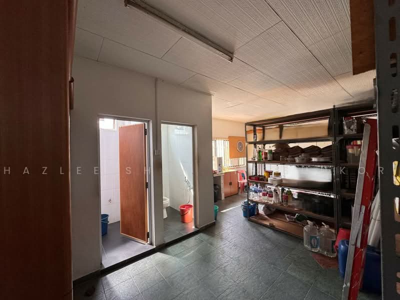 Shop / Office for Sale in Taman Molek (Johor Bahru) - Hazlee Shah Bin Shukor - Bathroom - PropertyGuru.com.my