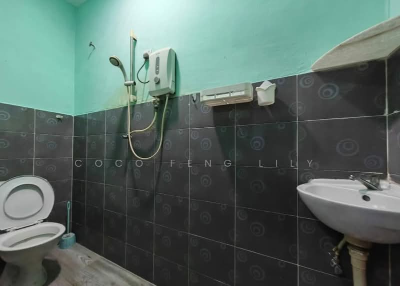 1-storey Terraced House for Sale in Taman Abad (Johor Bahru) - Coco Feng Lily - Bathroom - PropertyGuru.com.my