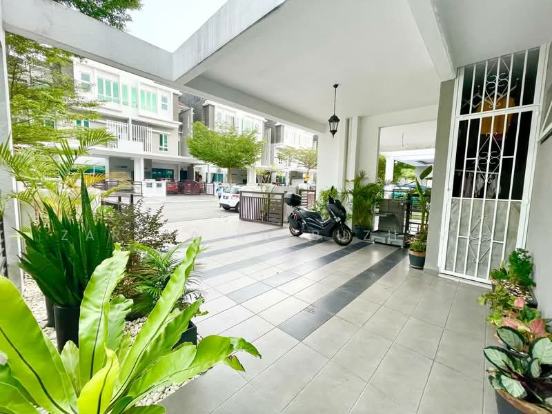 3.5-storey Terraced House for Sale in Bandar Rinching (Semenyih) - Zarema Kulbuzheva - Exterior - PropertyGuru.com.my