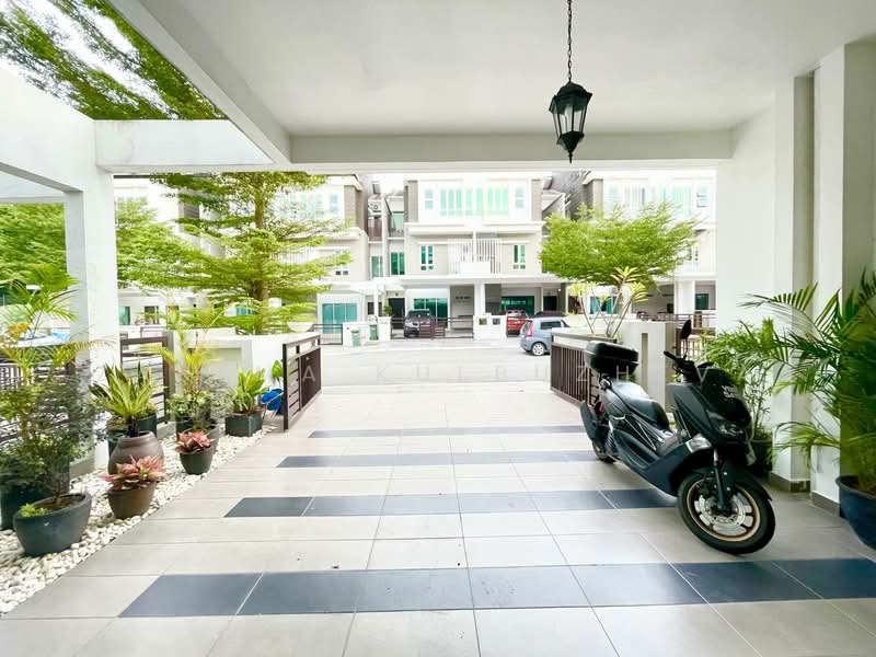 3.5-storey Terraced House for Sale in Bandar Rinching (Semenyih) - Zarema Kulbuzheva - Exterior - PropertyGuru.com.my