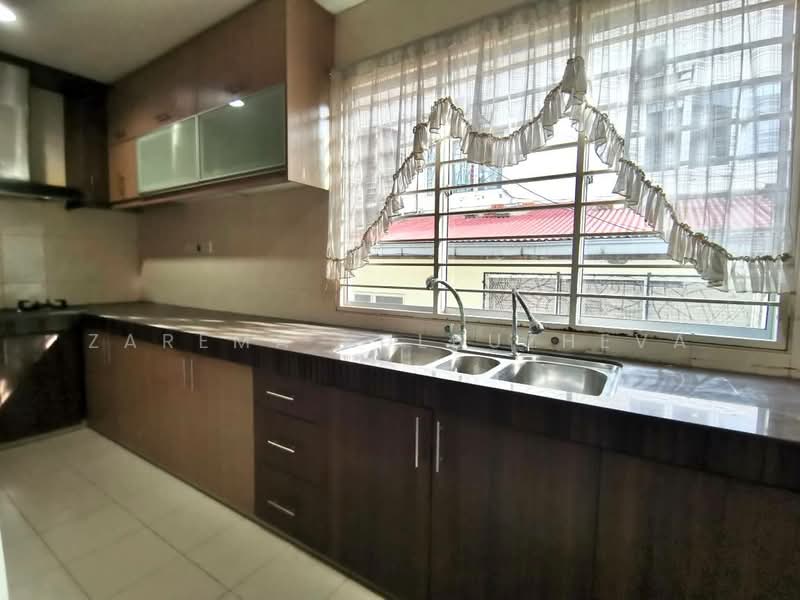 2-storey Terraced House for Sale in Seri Kembangan (Selangor) - Zarema Kulbuzheva - Kitchen - PropertyGuru.com.my