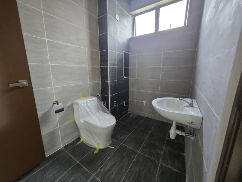 Taman Kluang untuk Untuk Dijual - RM 788,888, Feb 2026 - Bathroom - PropertyGuru.com.my