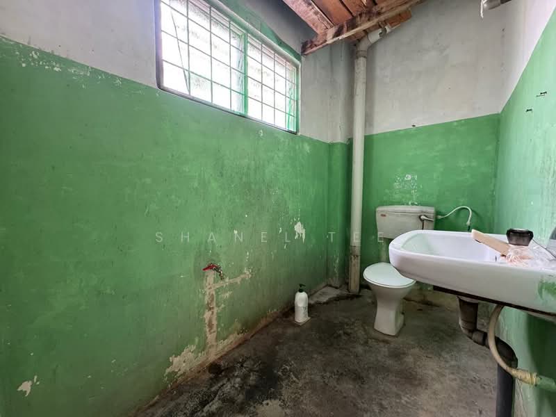 Flat for Sale at Taman Sri Kluang - Shanel Tee - Bathroom - PropertyGuru.com.my