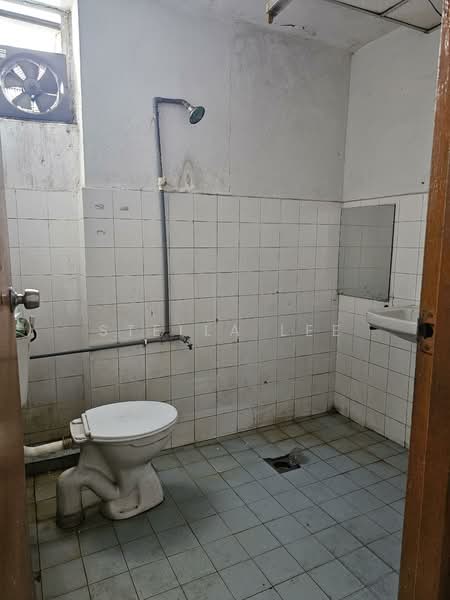 Warehouse for Rent in Kampung Sungai Chua (Kajang) - Stella Lee - 1st floor Bathroom - PropertyGuru.com.my