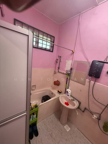 Taman Bukit Kempas untuk Untuk Dijual - RM 650,000, Mac 2026 - Bathroom - PropertyGuru.com.my