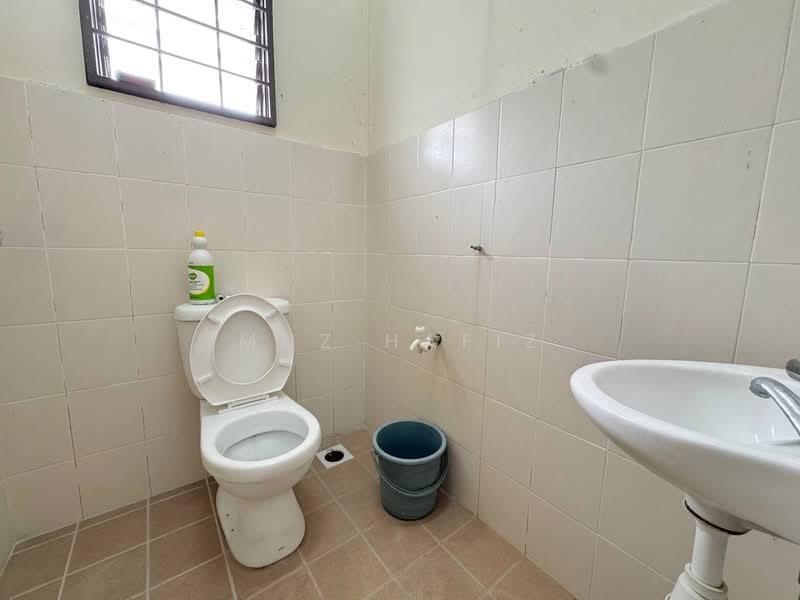 1-storey Terraced House for Sale in Taman Mutiara Galla (Seremban) - Muz Hafiz - Bathroom - PropertyGuru.com.my