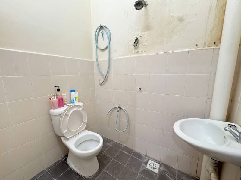 1-storey Terraced House for Sale in Taman Mutiara Galla (Seremban) - Muz Hafiz - Bathroom - PropertyGuru.com.my