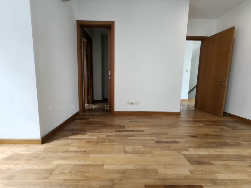 Rumah Berkembar untuk Dijual di Petaling Jaya (Selangor) - Jun Hong Wong - First Floor Room 5 - PropertyGuru.com.my