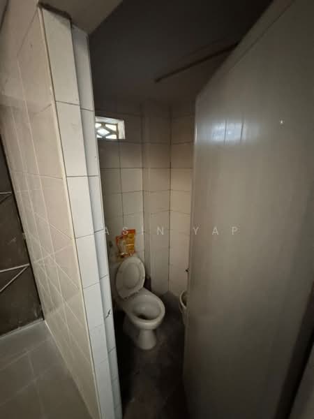 2.5 Storey Commercial Shop House For Rent @ Off Jalan Presgrave, George Town untuk Untuk Disewa - RM 6,500 /bulan, Feb 2026 - Bathroom - PropertyGuru.com.my