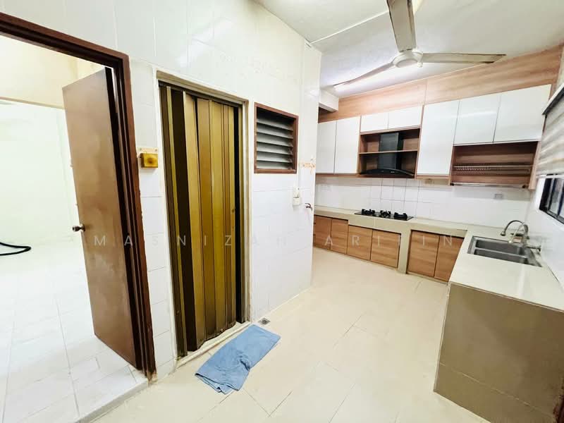 3-storey Terraced House for Sale in Bukit Antarabangsa (Ulu Kelang) - Masnizah Arifin - Kitchen - PropertyGuru.com.my