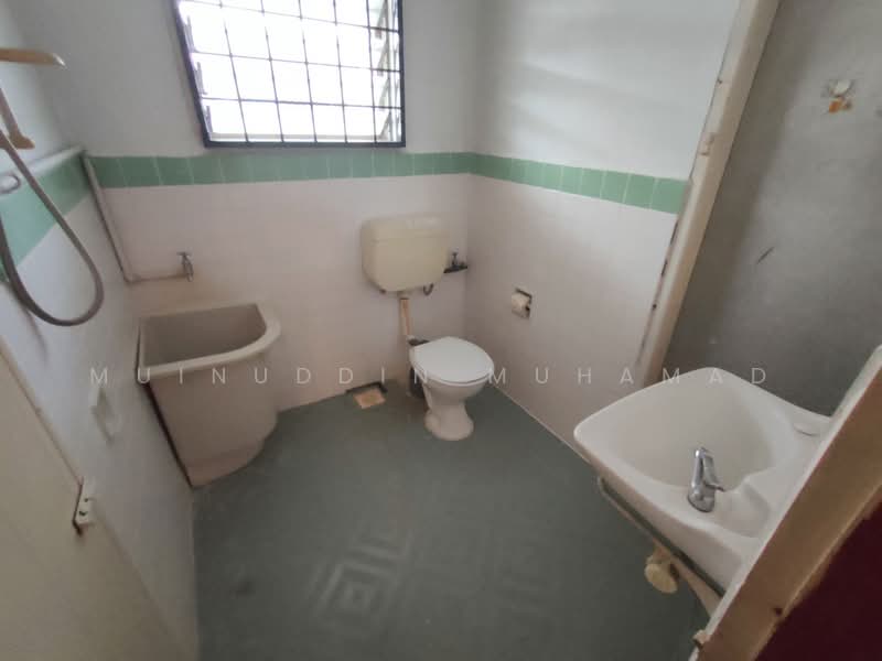 Bungalow for Sale in Teluk Intan (Perak) - Muinuddin Muhamad - Bathroom - PropertyGuru.com.my